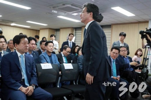 유승민 바른미래당 공동대표가 13일 오후 서울 여의도 당사 개표상황실에서 6.13 지방선거 개표 방송 출구조사를 확인하고 자리에서 일어나고 있다.사진=임성균 기자