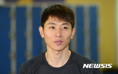 【서울=뉴시스】 권현구 기자 = 빅토르 안(안현수)이 지난해 7월17일 오후 서울 송파구 한국체육대학교에서 러시아 쇼트트랙 대표팀과 전지훈련을 마치고 취재진 질문에 답변하고 있다. 2017.07.17.   stoweon@newsis.com  <저작권자ⓒ 공감언론 뉴시스통신사. 무단전재-재배포 금지.>