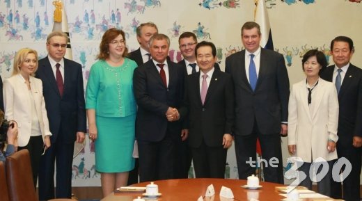 정세균 국회의장이 지난해 6월26일 오전 서울 여의도 국회에서 유라시아 국회의장회의 참석차 방문한 뱌체슬라브 볼로딘 러시아 하원의장 일행과 사진촬영을 하고 있다. /사진=이동훈 기자