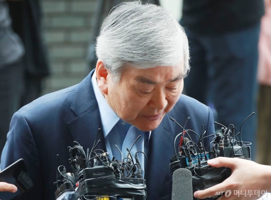 수백억원대 상속세 탈루 등 비리 의혹을 받고 있는 조양호 한진그룹 회장이 지난달 28일 오전 서울 양천구 서울남부지검에 피의자 신분으로 출석하며 고개를 숙이고 있다. /사진=이동훈 기자