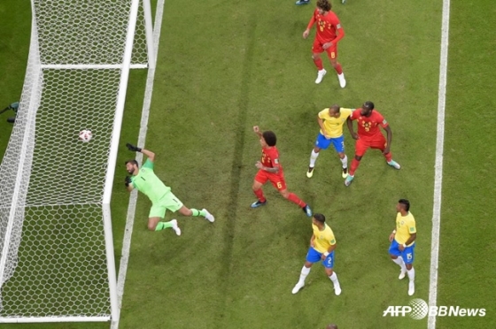벨기에는 7일(한국시간) 러시아 카잔 아레나에서 열린 2018 FIFA 러시아 월드컵 8강전에서 브라질을 상대로 2대 1로 승리해 준결승에 진출했다. 전반 13분 나셰르 샤들리가 올려준 코너킥이 페르난지뉴의 머리에 맞고 그대로 브라질 골문으로 들어가고 있다. /AFPBBNews=뉴스1