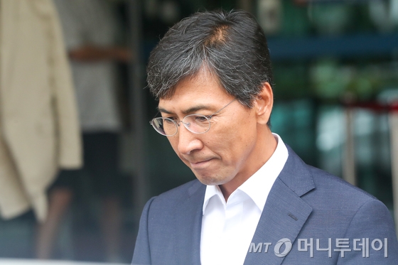  수행비서를 위력으로 성폭행한 혐의 등을 받는 안희정 전 충남지사가 11일 오후 서울 마포구 서부지방법원에서 열린 오전 공판을 마친 뒤 법정을 나서고 있다. /사진=뉴스1