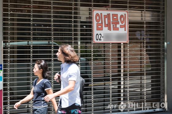  8일 서울시내 번화가의 한 상점에 임대문의 안내가 붙어있다.  통계청 자료에 따르면 한 해 폐업한 개인사업자 수가 84만명에 육박하는 것으로 나타났다. 창업 대비 폐업 개인사업자 비율(단순 폐업률)은 무려 76%를 넘어 대책 마련이 시급하다는 지적이다./사진=뉴스1