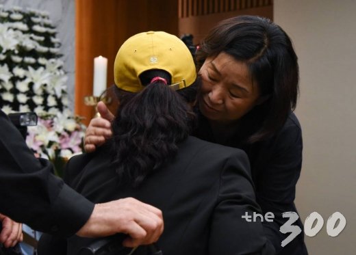 故 노회찬 정의당 원내대표가 투신 사망한 23일 오후 서울 신촌 세브란스병원 장례식장에 마련된 노회찬 의원 빈소에서 심상정 정의당 대표가 일반 조문객들을 위로하고 있다. /사진=이동훈 기자