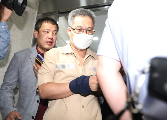  댓글조작 의혹 관련 혐의를 받고 있는 '드루킹' 김동원씨가 17일 오전 대면조사를 위해 서울 강남구 드루킹 특검 사무실로 소환되고 있다./ 사진=뉴스1