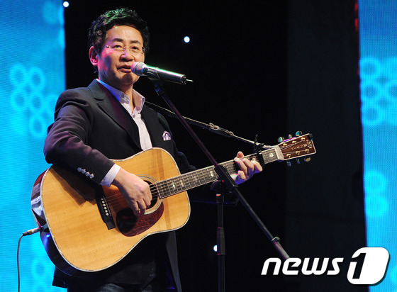 한국 대표 포크송 가수 윤형주. /사진제공= 뉴스1