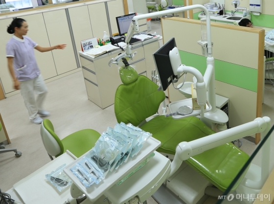 연세대 치과대학병원 진료실에 낱개로 멸균포장된 의료기구들이 놓여 있다./사진 제공=연세대 치과대학병원