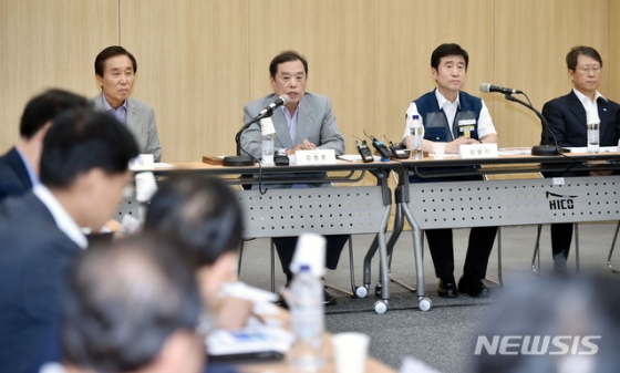 【경주=뉴시스】우종록 기자 = 자유한국당 김병준 비대위원장이 9일 오전 경북 경주시 천군동 경주화백컨벤션센터에서 열린 탈원전 정책 재고를 위한 국민경청회에서 인사말을 하고 있다. 2018.08.09.   wjr@newsis.com  <저작권자ⓒ 공감언론 뉴시스통신사. 무단전재-재배포 금지.>