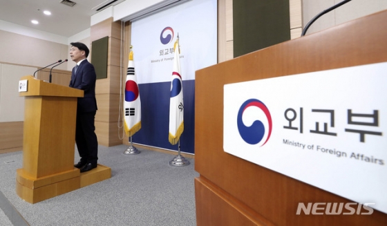 【서울=뉴시스】최진석 기자 = 노규덕 외교부 대변인이 19일 오후 서울 세종로 외교부청사에서 정례 브리핑을 하며 북한산 석탄 운송 선박에 관한 기자들의 질문에 답하고 있다. 2018.07.19.   myjs@newsis.com  <저작권자ⓒ 공감언론 뉴시스통신사. 무단전재-재배포 금지.>