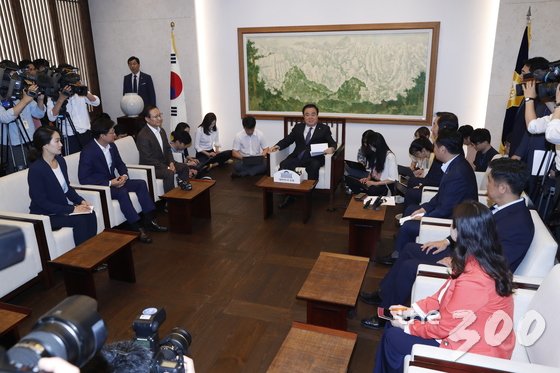  13일 오전 서울 여의도 국회에서 열린 국회의장 주재 원내대표 회동에서 문희상 의장이 여야 교섭단체 원내대표들과 이야기를 나누고 있다.2018.8.13/뉴스1  <저작권자 © 뉴스1코리아, 무단전재 및 재배포 금지>