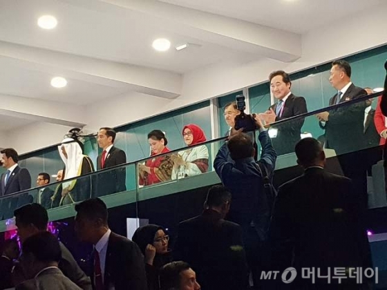 이낙연 국무총리(오른쪽에서 둘째)와 리룡남 북한 내각 부총리(맨 오른쪽)가 18일 인도네시아 자카르타 겔로라 붕 카르노 스타디움에서 열린 2018 자카르타-팔렘방 아시안게임 개막식을 조코 위도도(왼쪽에서 둘째) 등과 함께 관람하고 있다. /사진=양영권 기자 