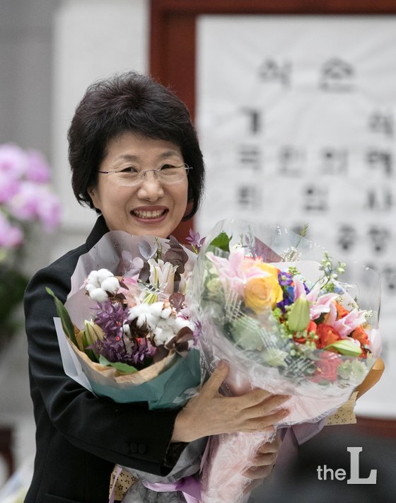 박보영 대법관이 지난해 12월29일 오전 서울 서초구 대법원에서 열린 퇴임식에서 꽃다발을 받고 미소 짓고 있다./사진=뉴스1