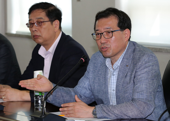  31일 오전 서울 서초구 새움빌딩에서 열린 'BMW피해자모임-자동차안전연구원 시뮬레이션테스트 실시방안 설명회'에서 류도정 자동차안전연구원장이 발언하고 있다/사진=뉴스1