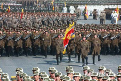 【서울=뉴시스】 북한 노동신문은 지난 8일 평양 김일성광장에서 열린 건군 70주년 열병식을 9일 보도했다. 2018.02.09. (출처=노동신문)    photo@newsis.com  <저작권자ⓒ 공감언론 뉴시스통신사. 무단전재-재배포 금지.>