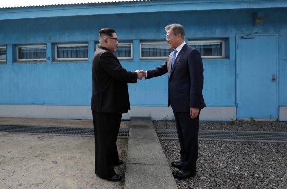 지난 4월 27일 문재인 대통령과 김정은 북한 국무위원장이 남북정상회담이 열리는 판문점 군사분계선에서 만나 악수하고 있다. /사진=한국공동사진기자단(뉴스1) 