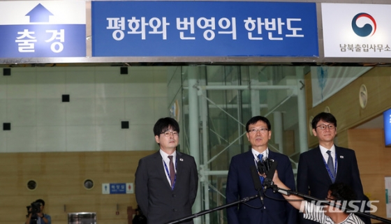【파주=뉴시스】박주성 기자 = 3차 남북정상회담 선발대 단장인 서호 청와대 통일정책비서관이 16일 오전 경기도 파주시 남북출입사무소로 출경전 소감을 말하고 있다.   선발대는 청와대 통일정책비서관을 단장으로, 의전·경호·통신·보도 관계자 등 80여 명으로 구성되었으며, 경의선 남북출입사무소에서 출경 절차를 마친 뒤 육로로 방북하며, 평양에는 오후쯤 도착할 예정이다. 2018.09.16.   park7691@newsis.com  <저작권자ⓒ 공감언론 뉴시스통신사. 무단전재-재배포 금지.>