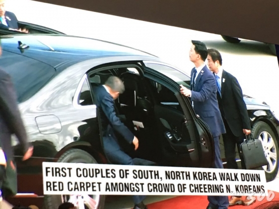 [사진]경호차 올라타는 문재인 대통령