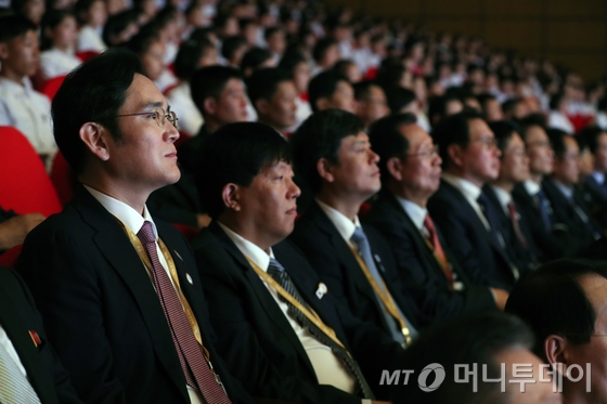 이재용 삼성전자 부회장이 19일 오전 평양 만경대 학생소년궁전에서 공연을 관람하고 있다. /사진=평양사진공동취재단