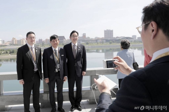 19일 낮 평양 옥류관에서 열린 남북 정상 및 수행원 오찬에 앞서 최태원 SK 회장이 이재용 삼성전자 부회장(오른쪽부터), 이재웅 쏘카 대표, LG 구광모 회장의 기념사진을 찍어주고 있다. /사진=평양사진공동취재단