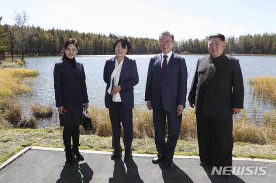 【삼지연=뉴시스】평양사진공동취재단 박진희 기자 = 문재인 대통령과 부인 김정숙 여사, 김정은 국무위원장과 부인 리설주 여사가 20일 삼지연초대소 호수 앞에서 산책을 하며 기념촬영하고 있다. 2018.09.20. photo@newsis.com