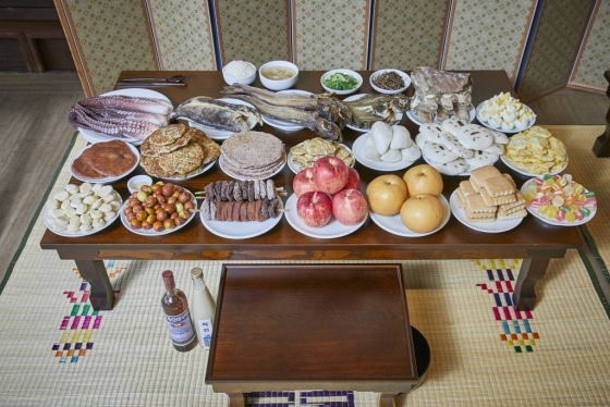 탈북민인 허진 북한요리연구가가 함경도 지방 추석 차례상을 재현한 모습. 문어와 명태 등 해산물이 올라갔고 과일은 윗부분을 깎지 않은채로 올렸다./사진=한국문화재재단
