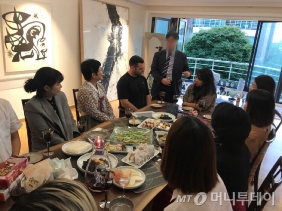 추석 전날인 23일 오후 경기 성남시 분당구 한 가정집에 '소셜다이닝'을 위해 참가자들이 모였다. /사진=이해진 기자