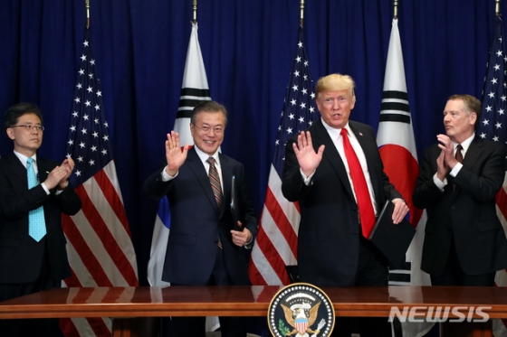 【뉴욕=뉴시스】박진희 기자 = 문재인 대통령과 도널드 트럼프 미국 대통령이 24일 오후(현지시간) 미국 롯데 뉴욕 팰리스 호텔 펑션룸에서 김현종 통상교섭본부장과 로버트 라이트하이저 미국 무역대표와 함께 한미 FTA 개정협정문 서명식을 하고 있다. 2018.09.24. pak7130@newsis.com <저작권자ⓒ 공감언론 뉴시스통신사. 무단전재-재배포 금지.>