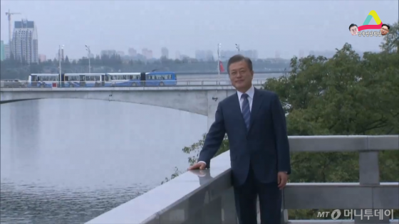 19일 찾은 평양 옥류관 테라스에서 포즈를 잡고 있는 문재인 대통령.