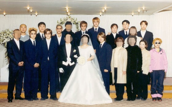 방송인 송은이(아래줄 오른쪽 끝)가 분홍색 점퍼에 청바지를 입고 이휘재 누나 결혼식에 참석한 모습. /사진=온라인커뮤니티