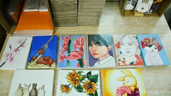 러블리페이퍼에서 수거한 폐지로 만든 작품들 /사진=이상봉 기자