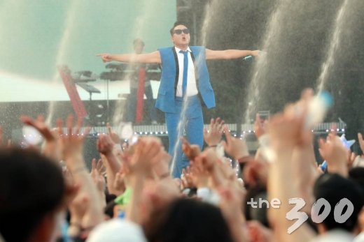 가수 싸이가 3일 오후 서울 잠실종합운동장 보조경기장에서 열린 '2018 흠뻑쇼' 콘서트에서 멋진 무대를 선보이고 있다./사진=임성균 기자