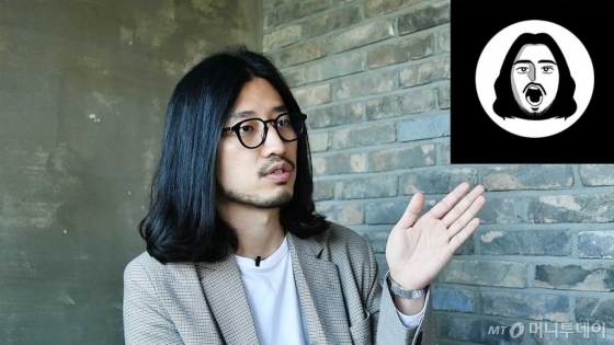 인터뷰를 하고 있는 크리에이터 겸 작가 오마르. 오른쪽 상단은 '오마르의 삶' 로고 /사진=이상봉 기자