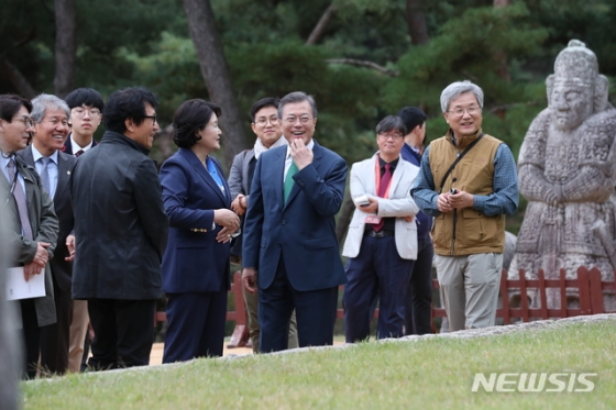 【여주=뉴시스】박진희 기자 = 문재인 대통령이 한글날을 맞아 9일 경기도 여주시 영릉(세종대왕)을 방문하여 능침을 돌아보고 있다. 2018.10.09.      pak7130@newsis.com   <저작권자ⓒ 공감언론 뉴시스통신사. 무단전재-재배포 금지.>