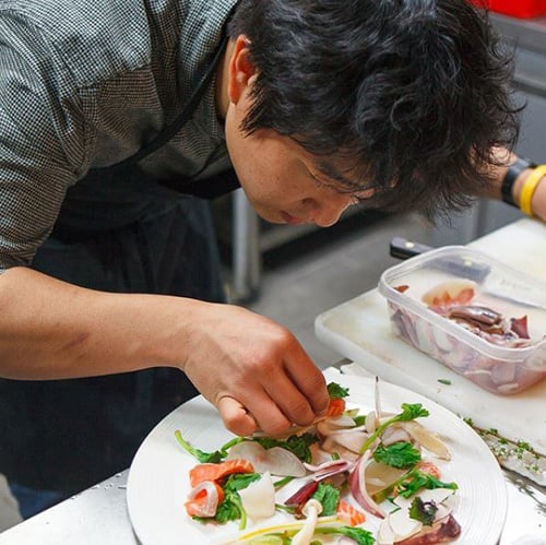 요리에 몰두한 셰프 신창현씨의 모습. 6년째 식당을 운영하는 신씨는 날마다 메뉴를 바꾸는 것이 여전히 즐겁다고 했다./사진 제공=신창현씨