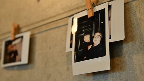 식당 내부에 걸려 있는 폴라로이드 사진들. 단골손님들과의 추억을 담았다./사진=이상봉 기자