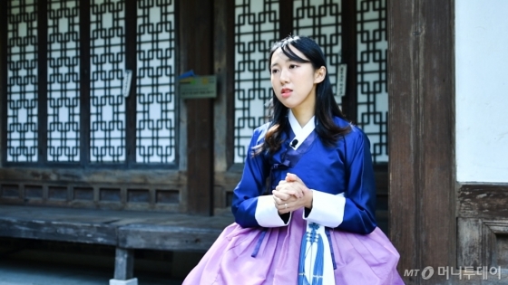 이영현씨(23)가 평소 한복을 입고 다니며 느꼈던 시선들에 대해 이야기를 하고 있다. /사진=이상봉 기자