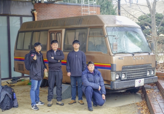 이종원씨(왼쪽)가 한국 버스연구회 회원들과 함께 답사한 '사마란치 콤비버스' /사진 제공=이종원씨
