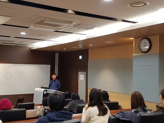 지난 23일 강원 원주시 국립과학수사연구원에서 진행된 CJ ENM의 '오펜' 2기 방문 행사에서 법심리과 김희송 과장이 강연을 하고 있다. /사진=황희정 기자