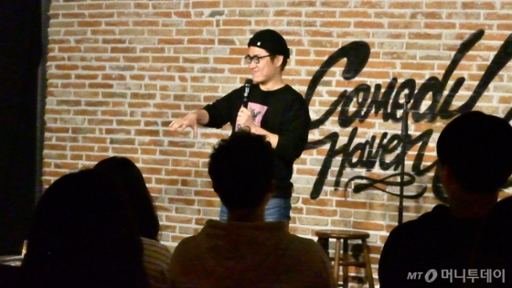 코미디언 박철현(26)씨가 자신이 겪었던 경험을 토대로 대중들에게 스탠드업 코미디를 선보이고 있다. /사진=이상봉 기자