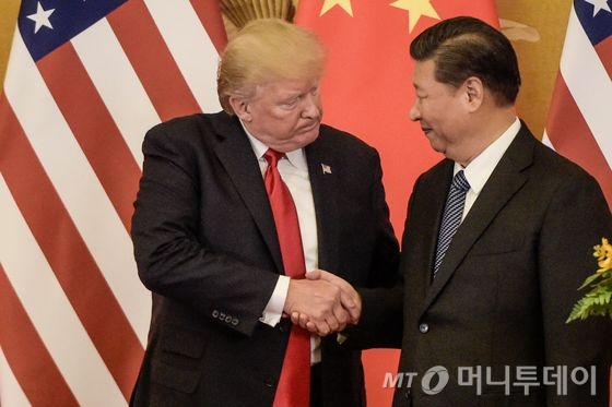  도널드 트럼프 미국 대통령과 시진핑 중국 국가주석이 9일 (현지시간) 베이징 인민대궁전에서 기자회견을 마친 뒤 악수를 하고 있다.  © AFP=뉴스1  <저작권자 © 뉴스1코리아, 무단전재 및 재배포 금지>
