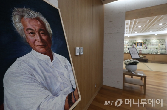 폐암 투병 끝에 4일 오전 별세한 영화배우 신성일의 빈소가 서울아산병원 장례식장에 마련됐다. 신성일은 1960, 70년대 주연으로만 영화 507편에 출연한 한국 영화의 산 증인이었고 충무로 최고 인기배우였다. 지난해 6월 폐암 3기 판정을 받은 신성일은 지난달까지도 제23회 부산국제영화제 개막식에 참석하는 등 활동을 이어갔었다. /사진=사진공동취재단<br />
