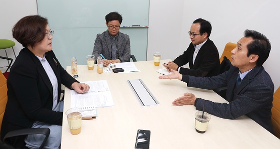 (사진 왼쪽부터 시계방향)차미경 이화여대 문헌정보학과 교수(한국문헌정보학회회장), 성연광 정보미디어과학부장(사회), 정호석 인포베이스 대표(기술거래사), 김재수 한국과학기술정보연구원(KISTI) 국가과학기술데이터 본부장이 좌담회를 진행하고 있다/사진=이기범 기자 