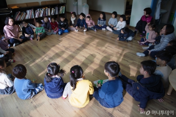 공동육아와공동체교육은 이웃, 지역사회와 국가가 어울려 아이들을 키우는 '공동육아'를 실현한다./사진제공=공공교&lt;br&gt;&lt;br&gt;