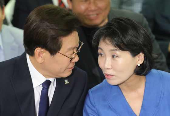  이재명 더불어민주당 경기도지사 후보와 부인 김혜경 씨가 6.13 지방선거 투표일인 13일 오후 경기도 수원시 팔달구 마라톤빌딩에 마련된 선거사무소에서 출구조사 발표를 시청하며 대화를 하고 있다. 2018.6.13/뉴스1  <저작권자 © 뉴스1코리아, 무단전재 및 재배포 금지>