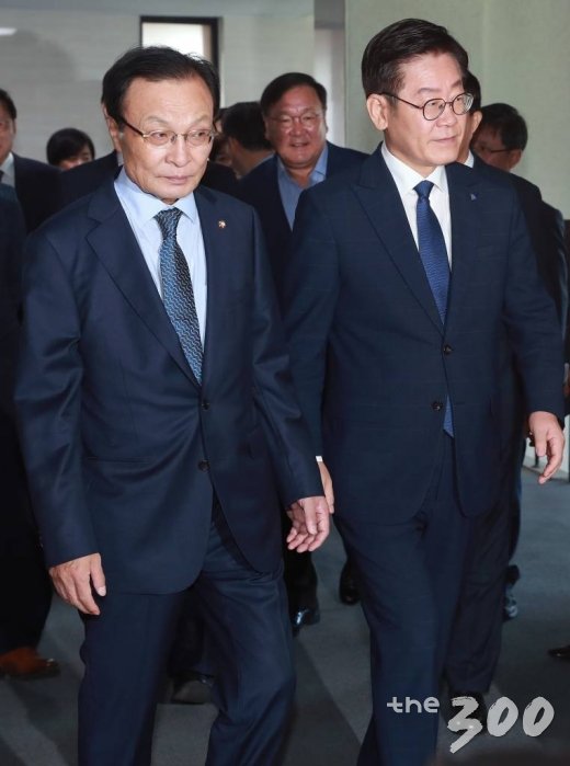 이해찬 더불어민주당 대표가 11일 오전 경기도청에서 열린 더불어민주당-경기도 예산정책협의회에 참석해 이재명 도지사와 함께 회의장으로 들어서고 있다./사진=이동훈 기자