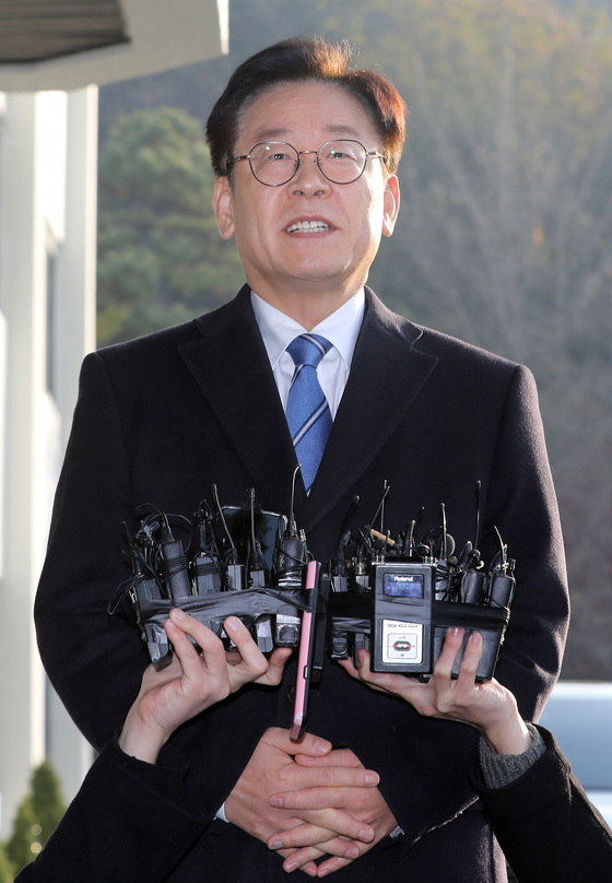  이재명 경기도지사가 19일 오전 경기도 수원시 경기도청으로 출근하며 ‘혜경궁 김씨’ 트위터 계정(@08__hkkim) 소유주는 이 지사의 부인 김혜경 씨라는 수사 결과 관련 입장 발표를 하고 있다.  경기남부지방경찰청 사이버수사대는 공직선거법 위반(허위사실 공표) 등 혐의로 입건된 김 씨를 이날 오전  기소 의견으로 수원지방겅찰청으로 송치하겠다고 밝혔다. 2018.11.19/뉴스1  <저작권자 © 뉴스1코리아, 무단전재 및 재배포 금지>