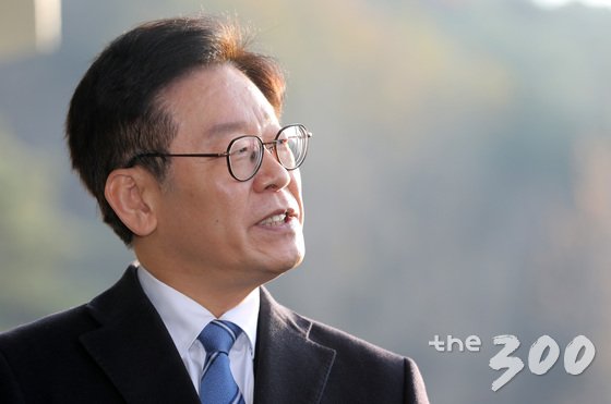 이재명 경기도지사가 19일 오전 경기도 수원시 경기도청으로 출근하며 ‘혜경궁 김씨’ 트위터 계정(@08__hkkim) 소유주는 이 지사의 부인 김혜경 씨라는 수사 결과 관련 입장 발표를 한 후 취재진 질문에 답변하고 있다. /사진=뉴스1