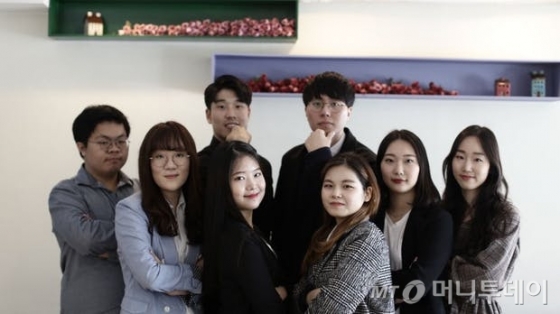 일제에 의해 강제개명된 한국의 꽃 이름을 되찾는 프로젝트를 진행 중인 대학생 동아리 '아리아리' 팀원들. 오른쪽부터 시계방향으로 김미선(25), 서혜린(21), 안혜진(21), 홍지현(21), 이예슬(23), 공규현(21), 방준호(22), 임동현씨(23)/사진제공=아리아리
