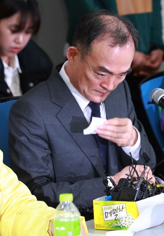 [사진]'형제복지원 피해자 사과' 눈물 흘리는 문무일 검찰총장
