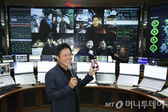 지난 1일 경기 성남시 분당구 SK텔레콤 '네트워크 관리센터'에서 박정호 SKT 사장이 명동에 있는 직원과 삼성전자의 5G 스마트폰으로 첫 영상통화를 하고 있는 모습. /사진제공=SKT.